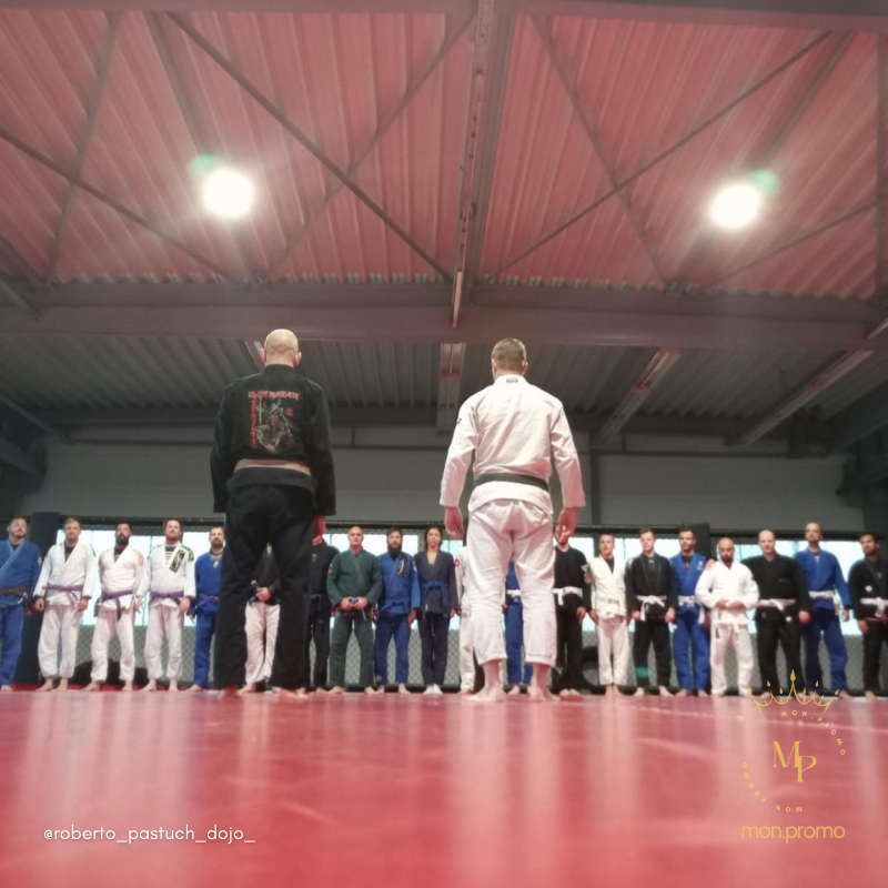 Roberto pastuch teaching at a seminar for super many students