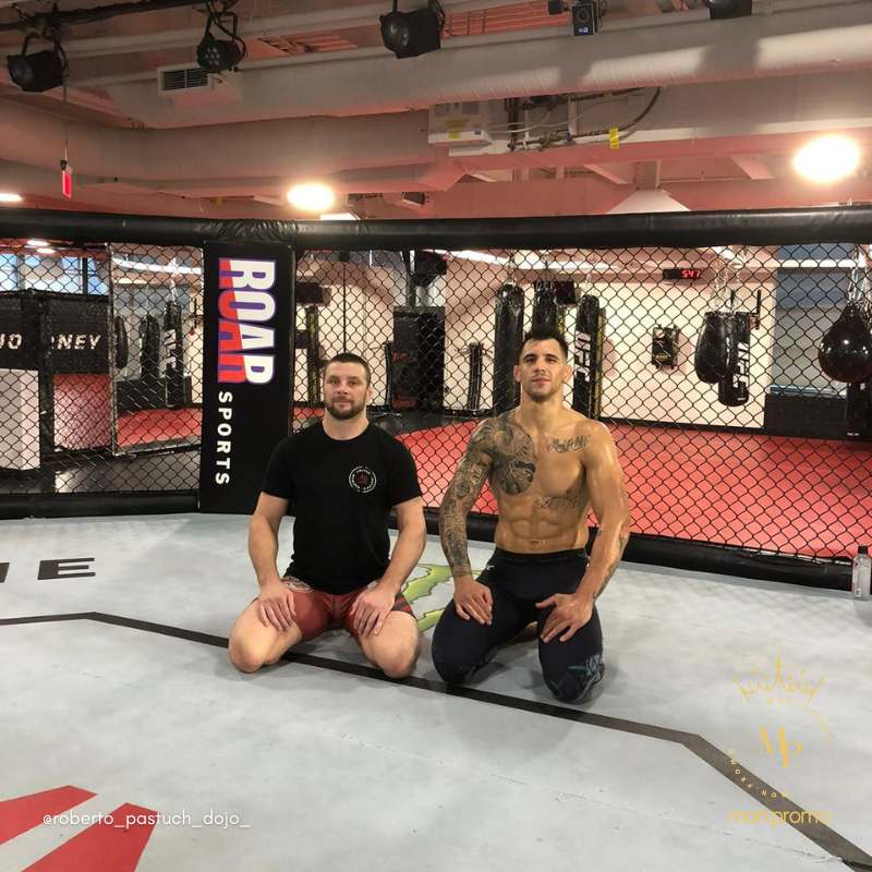 Roberto Pastuch and Aleksandar Rakić sitting in a cage